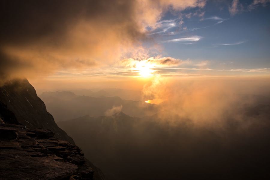 Alpine Romantik. Blick von der Mittellegihütte in den Sonnenuntergang. Der Thunersee leuchtet im Hintergrund