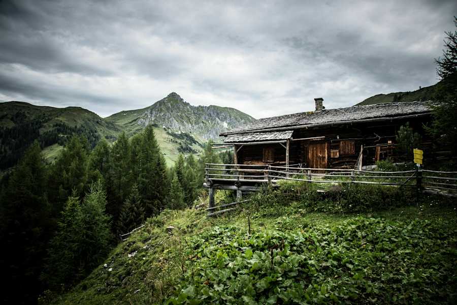Die erste Alm ist erreicht - ein schönes Platzel. Auch wenn die Karteisalm auf 1.661m nicht mehr bewirtschaftet ist, das Panaroma lädt zu einer kleinen Pause ein