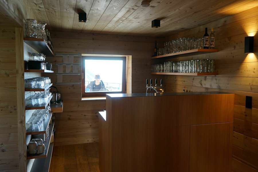 Wo jetzt die Theke ist war früher die alte Küche.