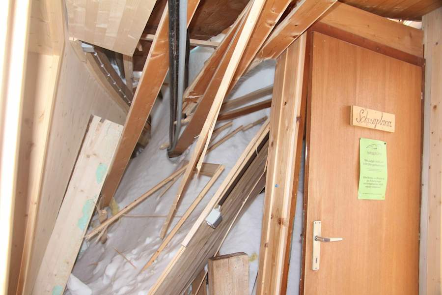 Geborstenes Holz im Innenraum