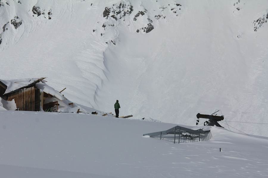 Die gewaltige Staublawine ging am Hang gegenüber ab.