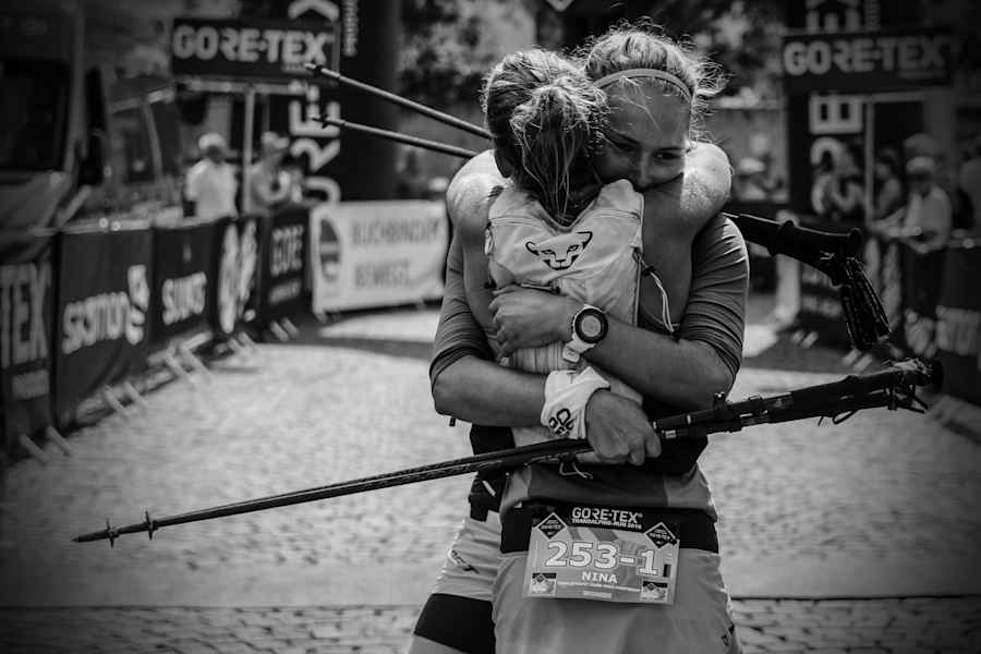 Zieleinlauf: Bergläuferinnen Nina Koch und Johanna Erhart