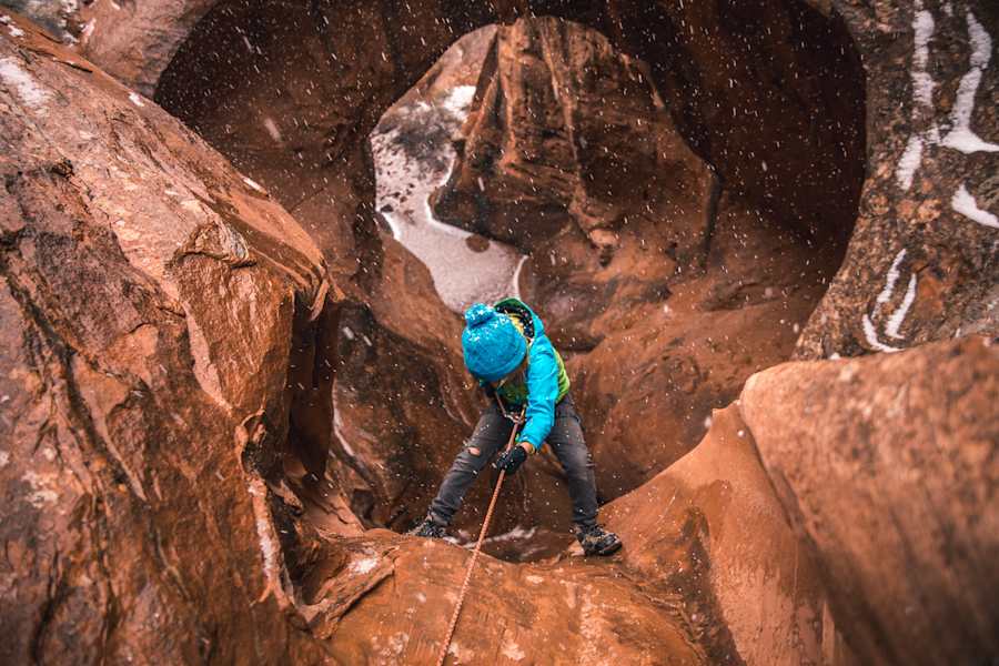 Lennox beim Abseilen in einen Canyon (Utah)