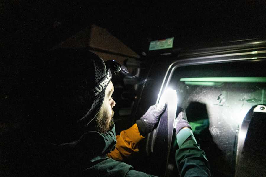 Bergsteiger beim Auffellen in der Nacht