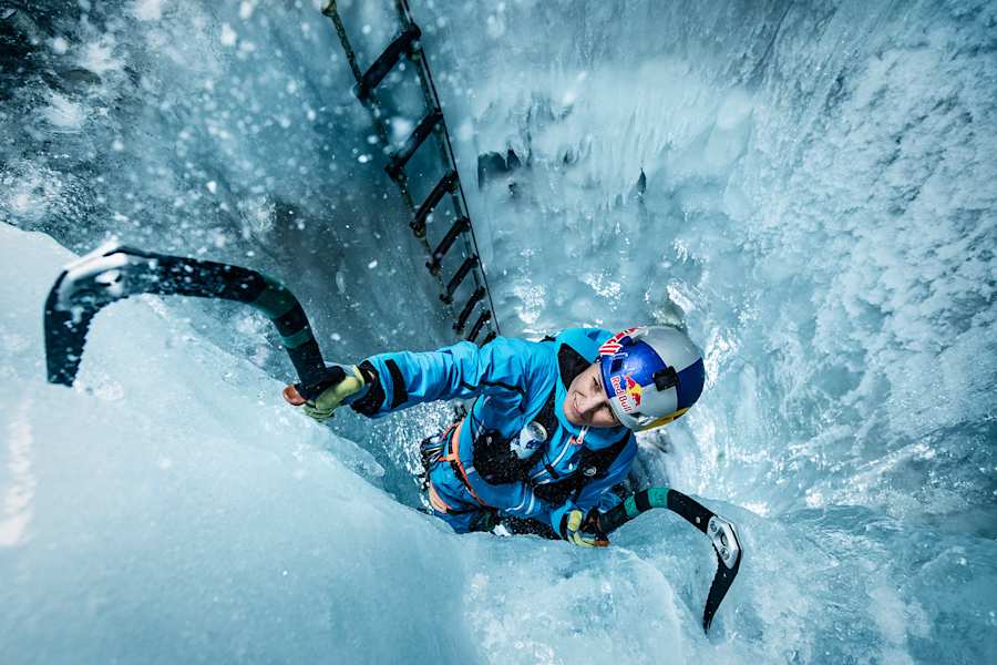 Nadine Wallner beim Eisklettern im Natureispalast Hintertux
