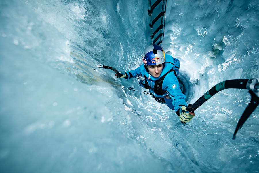 Nadine Wallner beim Eisklettern im Natureispalast Hintertux