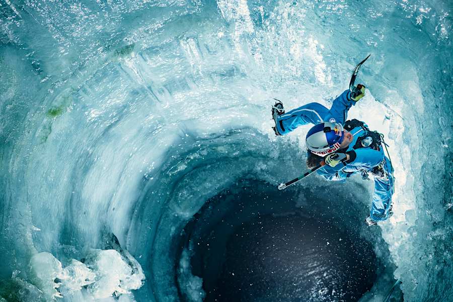 Nadine Wallner beim Eisklettern im Natureispalast Hintertux