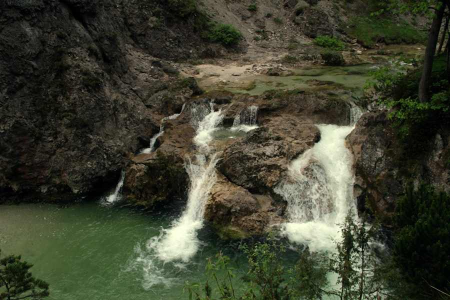Überall plätschern Wasserfälle