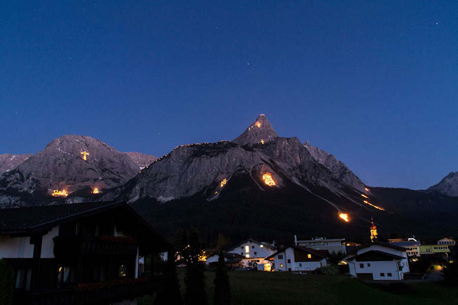 Sonnwendfeuer in der Zugspitz-Arena