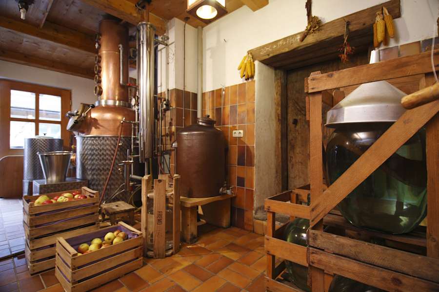 Schnapsbrennerei mit Destillationsanlage