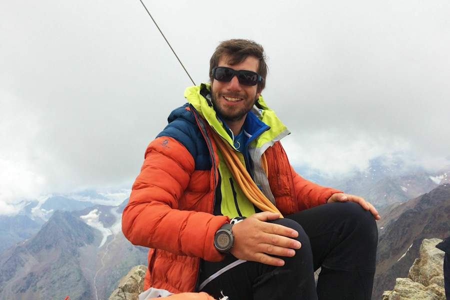 Bergführer Raphael Eiter aus dem Pitztal am Gipfel der Wildspitze in Tirol