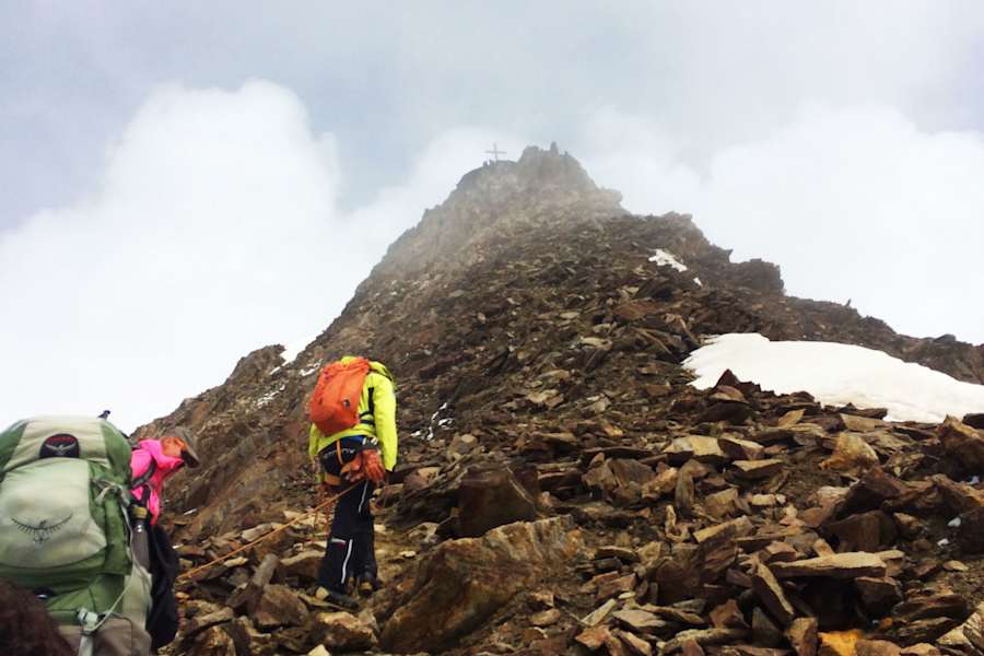 Knapp unterhalb des Gipfels der Wildspitze in Tirol