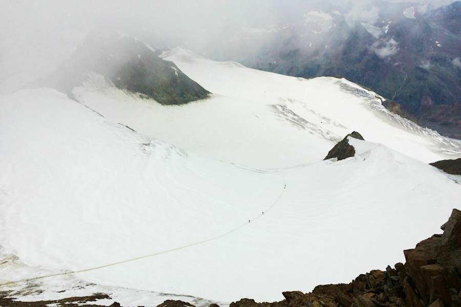 Blick von der Wildspitze auf eine Seilschaft im Abstieg