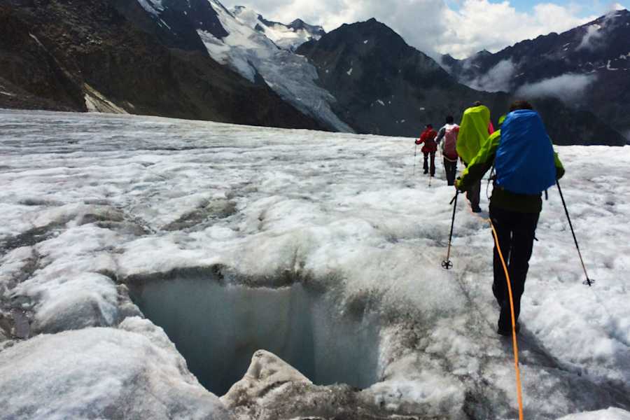 Minenfeld Gletscher: Brüche, Risse und Spalten ziehen sich durchs ewige Eis der Wildspitze