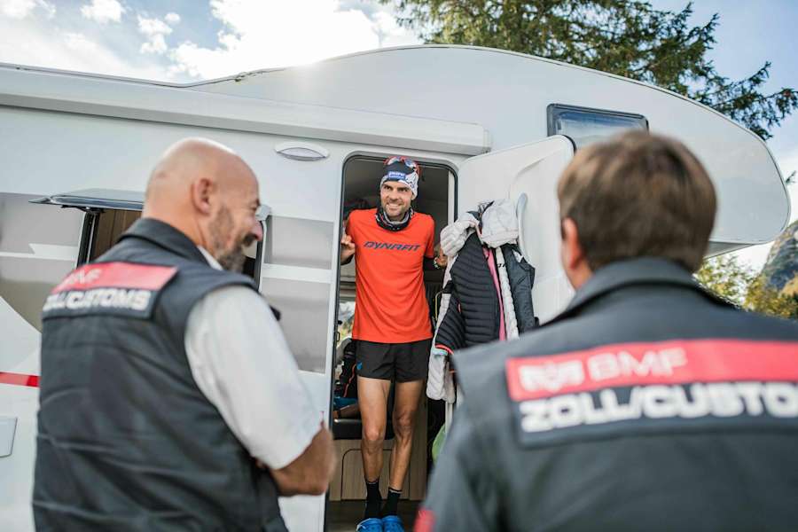 Die dritte Etappe führte die Athleten von Dogna zum Kreuzbergpass in Sexten: Im Bild Jakob Hermann an der Grenzkontrolle 