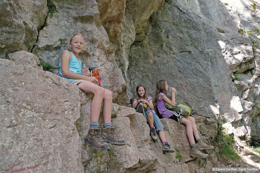 Rast oberhalb der Klamm auf einer natürlichen Felsstufe.