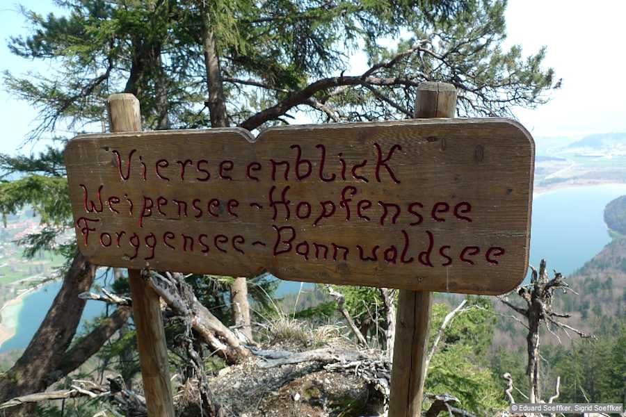 Ein großes Schild weist auf den Vier-Seen-Blick hin.