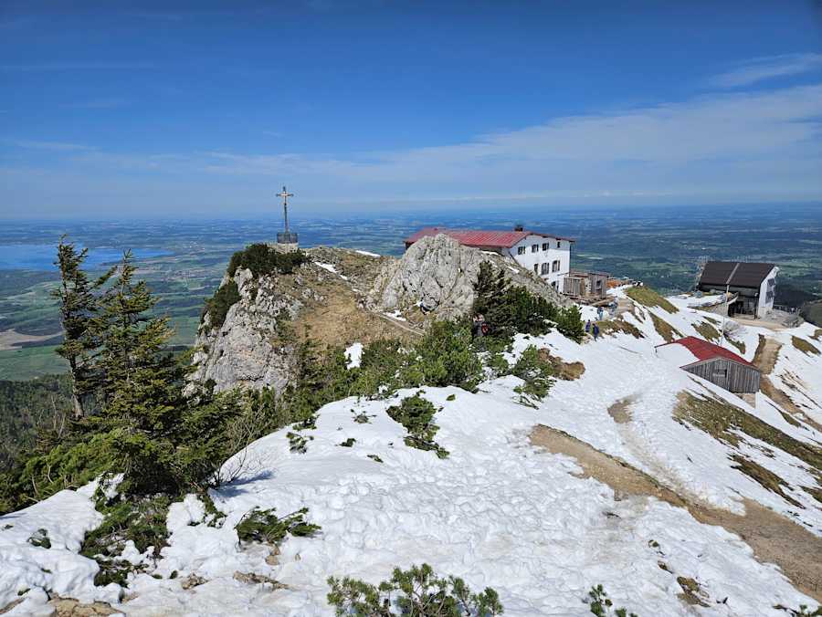 Das Hochfellnhaus mit Blick auf das Voralpenland