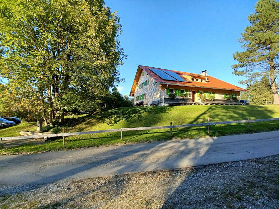 Die im Landkreis Oberallgäu, auf einer Höhe von 936 m gelegene Schwand-Alpe, befindet sich im Besitz der DAV-Sektion Ulm.
