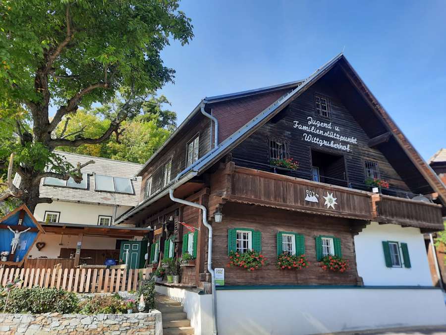 Die Jugendherberge Wittgruberhof steht nördlich der Kleinstadt Weiz im Grazer Bergland in der Oststeiermark.
