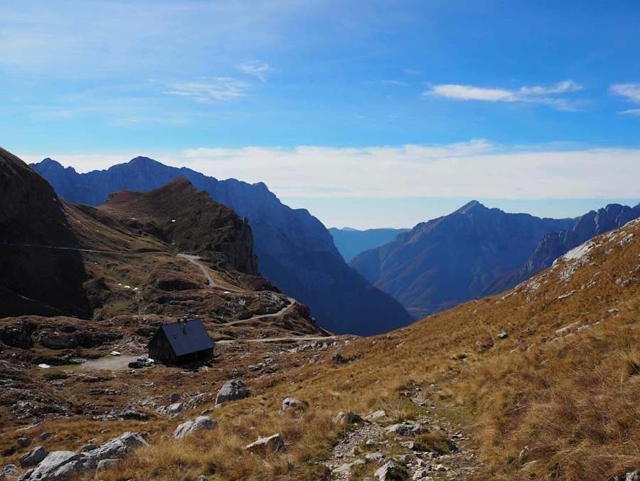 Blick vom Mangartpass auf die Koča na Mangrtskem sedlu