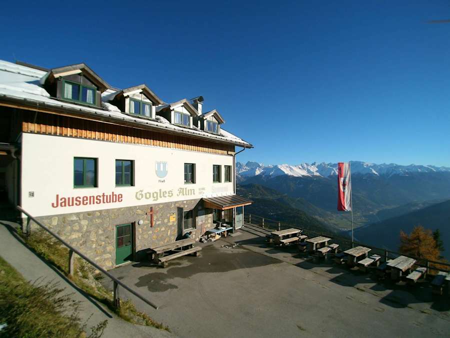Die Gogles Alm in bester Aussichtslage.