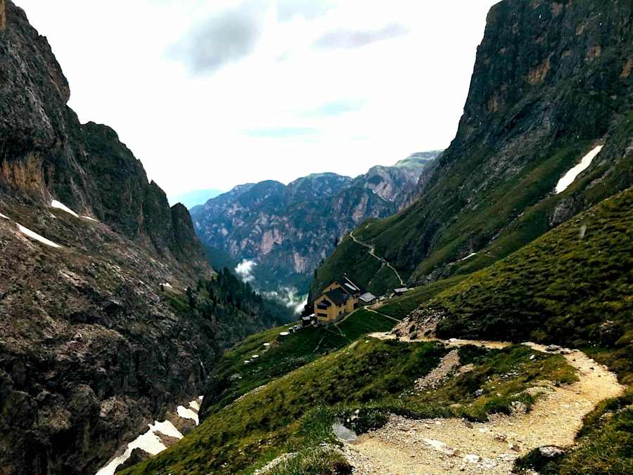 Die Grasleitenhütte befindet sich mitten im Naturpark Schlern in der Südtiroler Gemeinde Tiers.