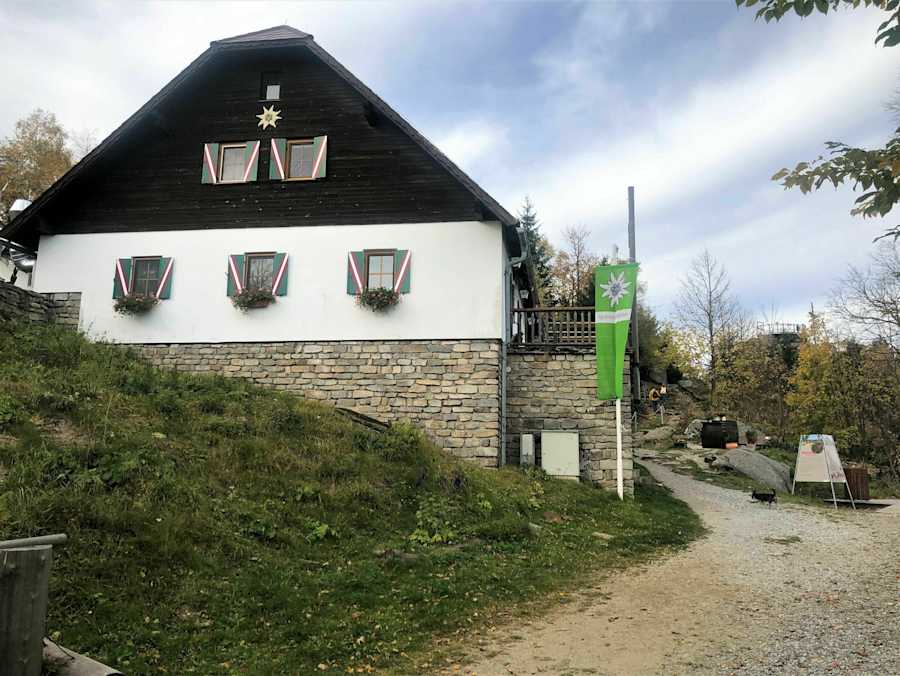 Die Nebelsteinhütte befindet sich nahe der tschechischen Grenze auf einem der höchsten Berge des Waldviertels