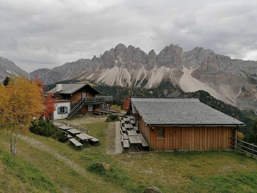 Schatzerhütte mit Blick auf die Aferer Geisler