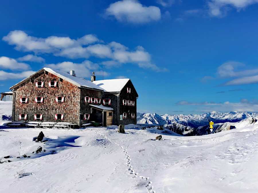 Im Frühjahr ist die Hütte ein hervorragender Ausgangspunkt für viele Skitouren.