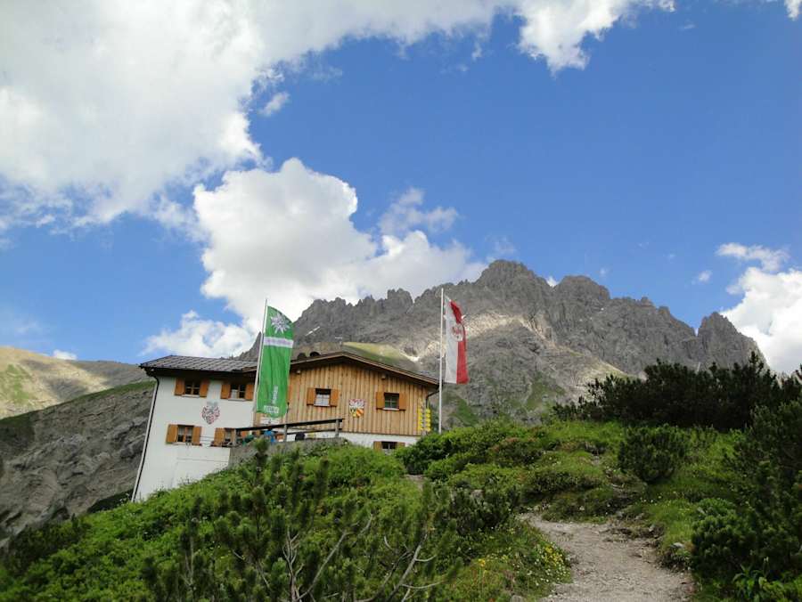 Die Hanauer Hütte vor der Kulisse der Lechtaler Alpen.