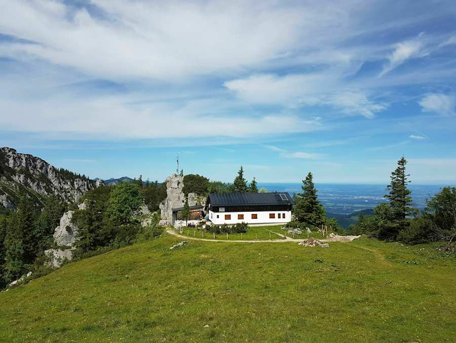 Die Kampenwandhütte liegt auf einer Kammhöhe unterhalb des Westgipfels der Kampenwand