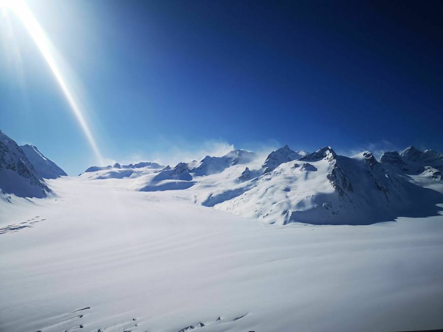 Die endlosen Weiten des verschneiten Aletschgletscher