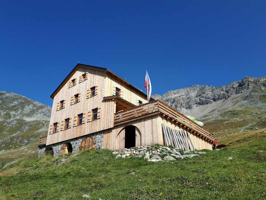 Die Neue Thüringer Hütte in der Nachmittagssonne