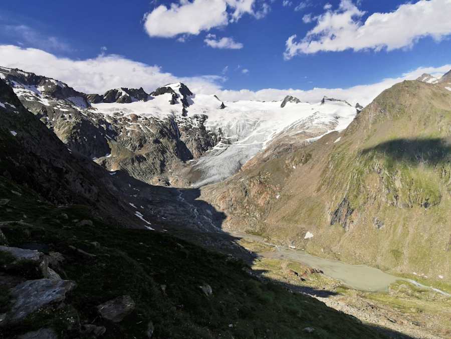 Wie ein Schwalbennest klebt die Kleine-Philip-Reuter-Hütte an den Hängen der Venedigergruppe 