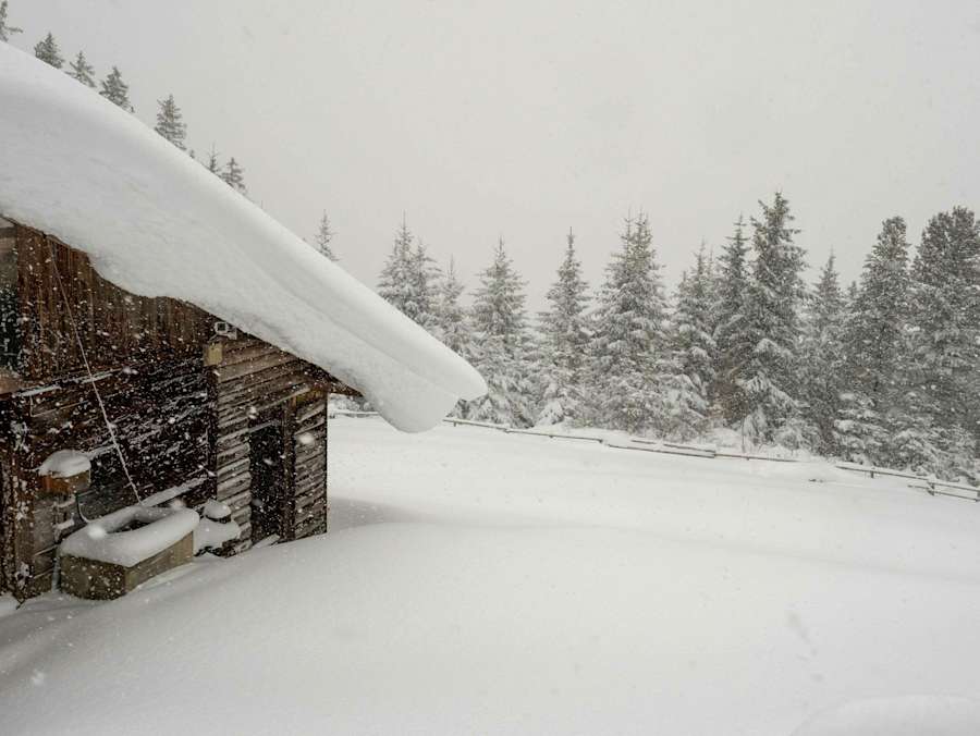 Die Rinner Alm tief verschneit.