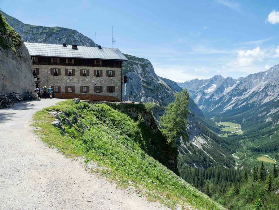 Das Karwendelhaus thront über dem langen Karwendeltal.