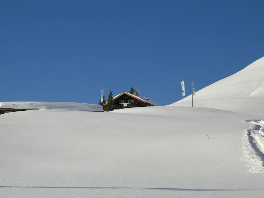 Die Schönfeldhütte liegt zwischen dem Spitzingsee, von welchem auch der Aufstieg zur Hütte beginnt, und der Aiplspitze.