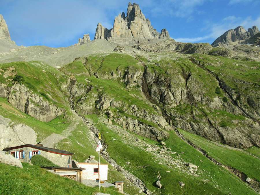 Die Spannorthütte (SAC Sektion Uto) liegt auf 1.956 Metern im Surenental.