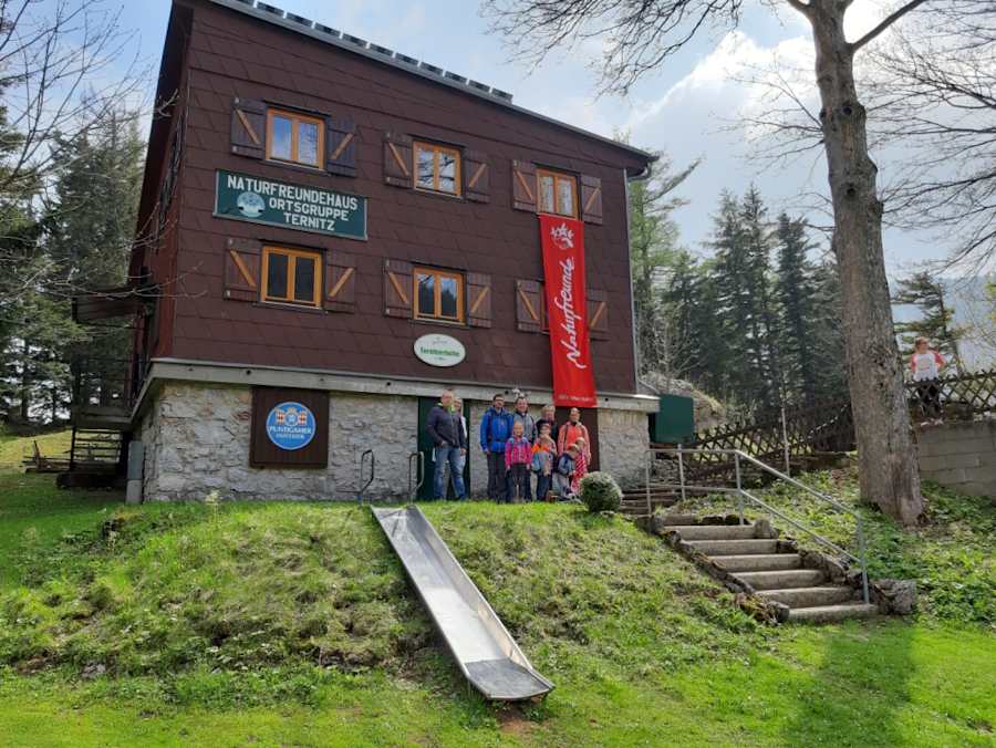 Das Ternitzer oder Grassinger Hütte befindet sich auf 1.199 m im Schneeberg-Massiv. 