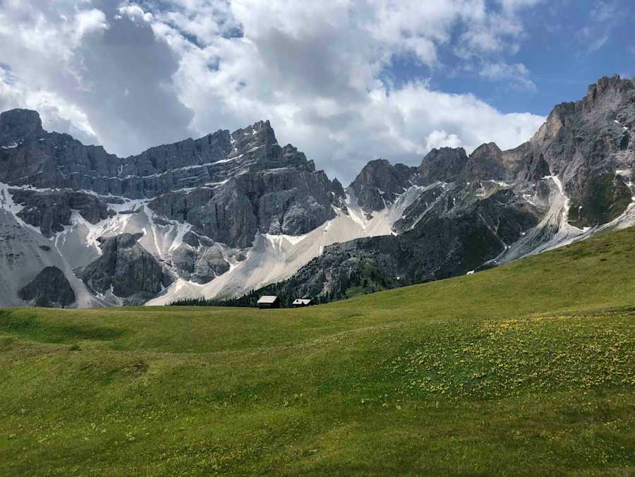 Blick über die Almwiesen zur Ütia Ciampcios