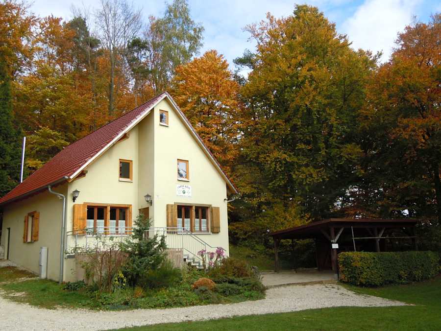 Die heimelige Laufer Hütte in Betzenstein liegt in der Gebirgsgruppe Fränkische Alb in Bayern