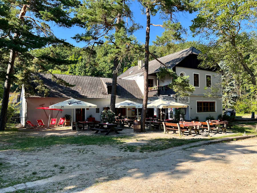 Die Fesslhütte liegt ideal im Schatten der Bäume direkt am Welterbe-Steig Wachau.