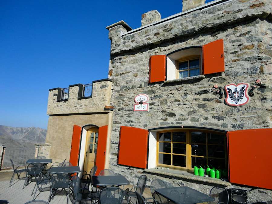 Einladend – die Terrasse auf der Garibaldihütte