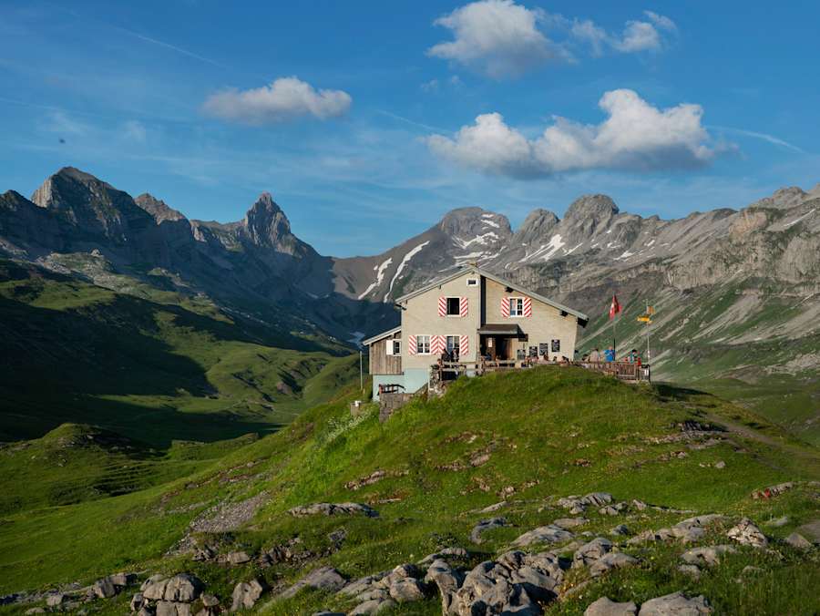 Die Glattalphütte umgeben von Gipfeln