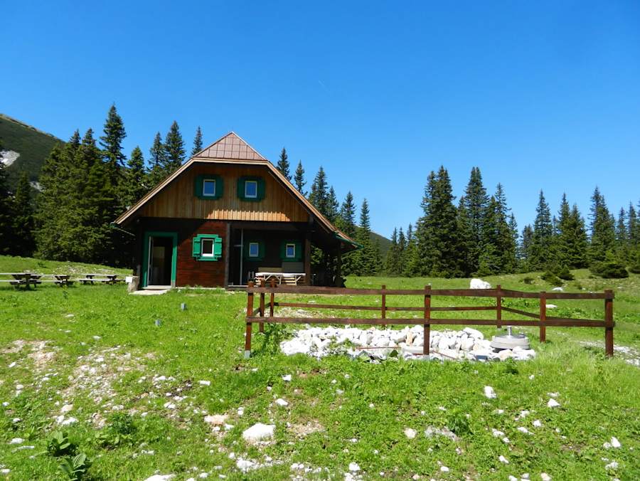 Die traditionsreiche Gloggnitzerhütte auf der Raxalpe