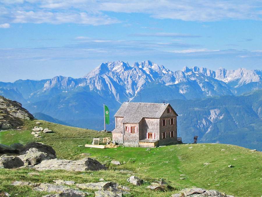 Die Hugo-Gerbers-Hütte (2.347 m) steht in der südwestlichen Kreuzeckgruppe über dem Oberdrautal in Kärnten.