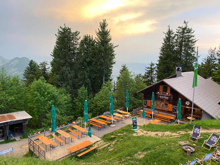Die Hochälpelehütte (1.460 m) steht am Gipfel-Aufbau des Hochälple im Bregenzerwald am Bödele