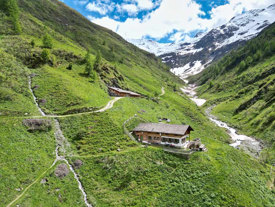 Die Lasnitzenhütte am Fuße der Lasörlinggruppe in Osttirol