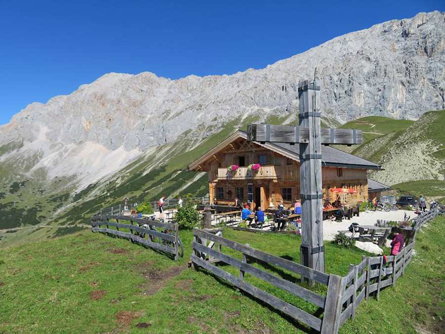 Die urige Rotmoosalm im Gaistal